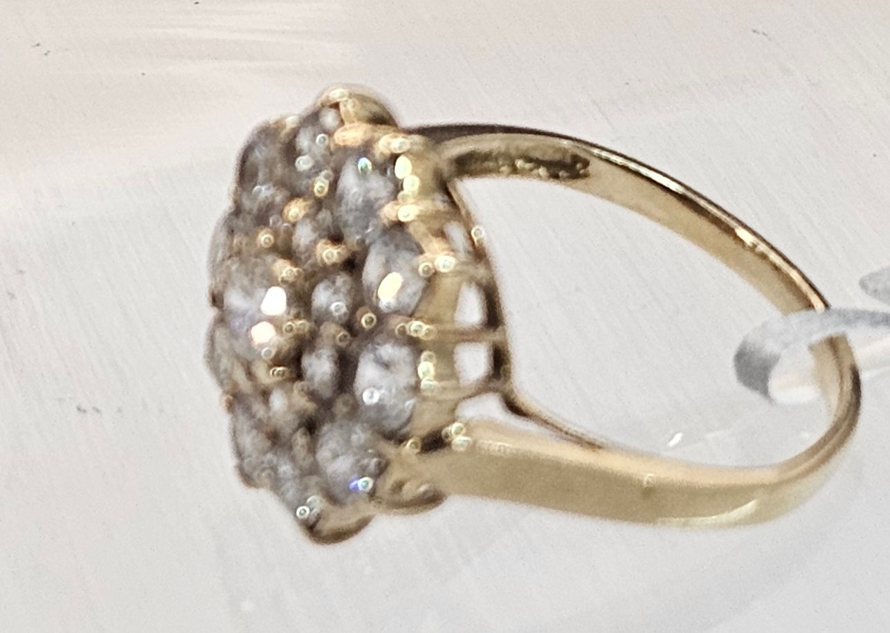 Cubic zirconia cluster 14ct  gold ring