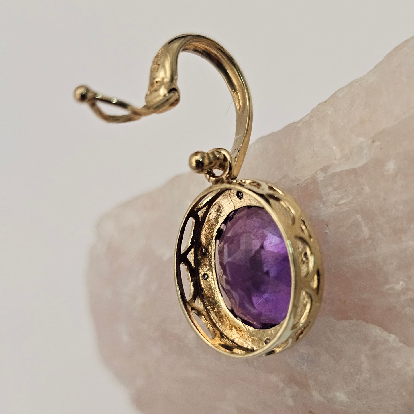 9ct yellow gold amethyst pendant
