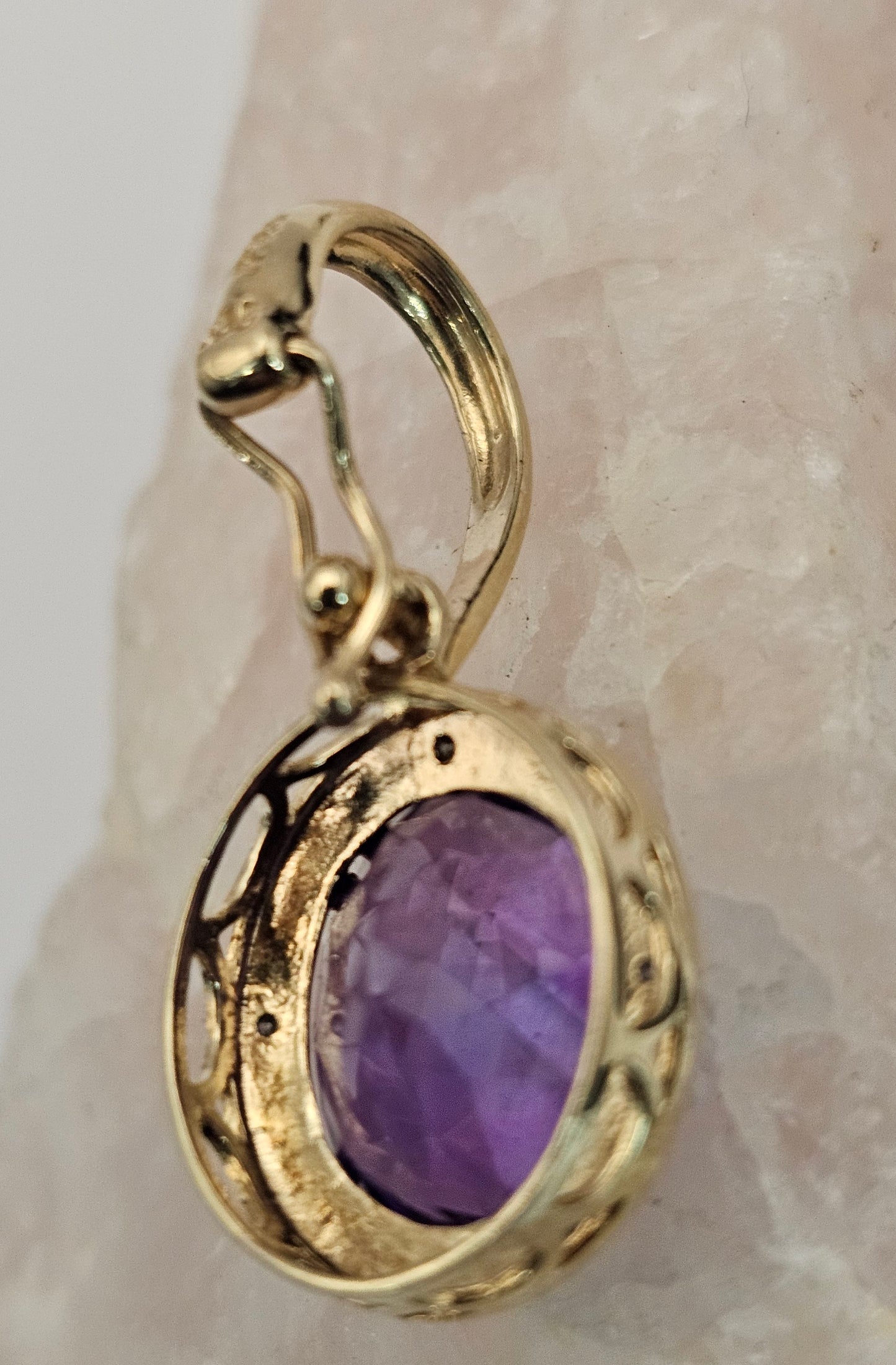 9ct yellow gold amethyst pendant