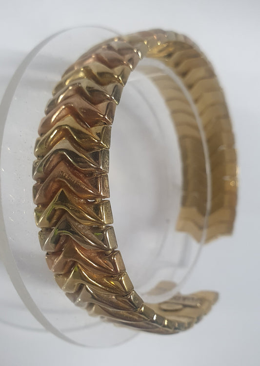 This stunning 18ct  tri_colour gold cuff bangle
