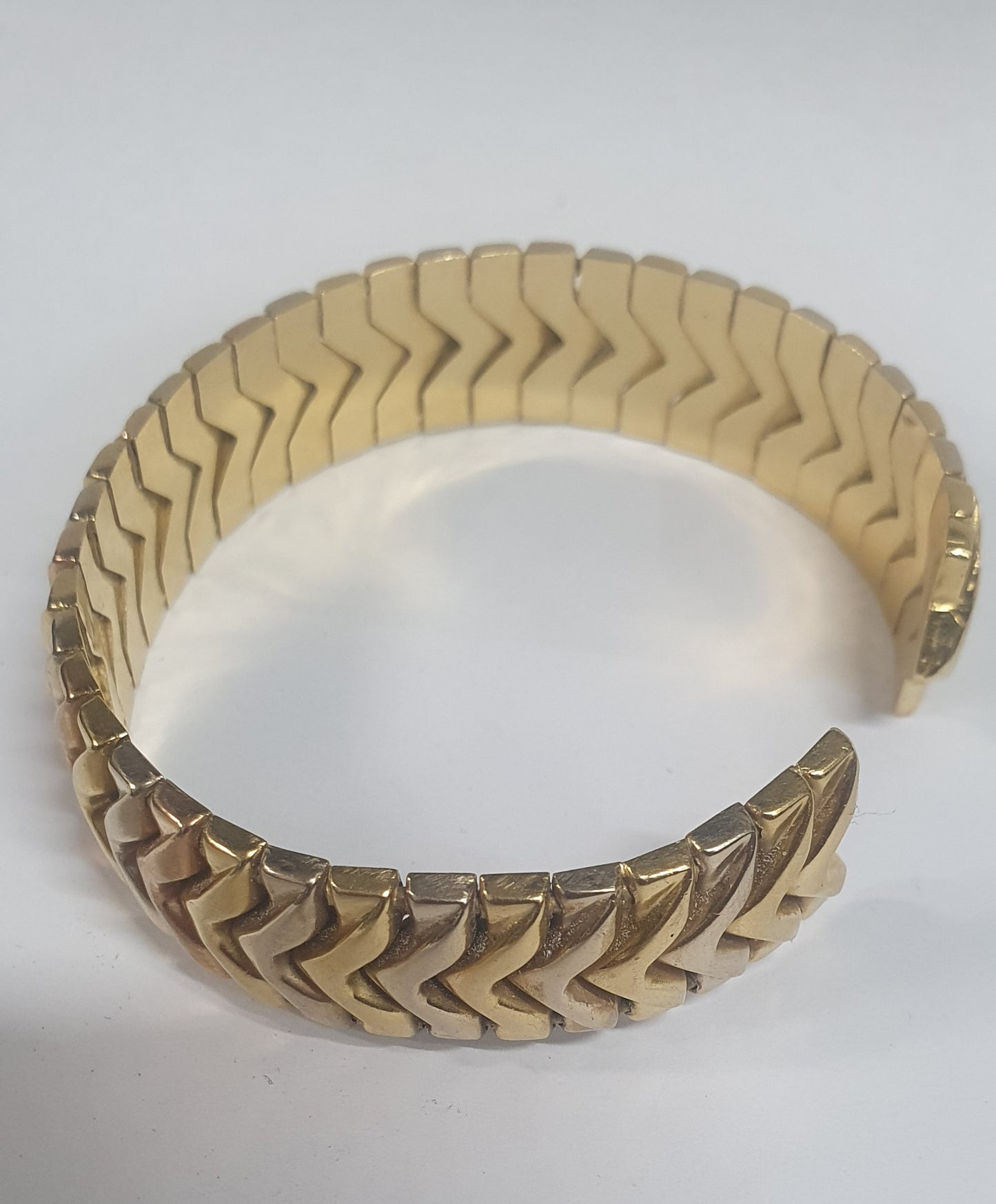 This stunning 18ct  tri_colour gold cuff bangle