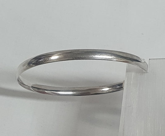 Plain oval sterling silver (925)bangle