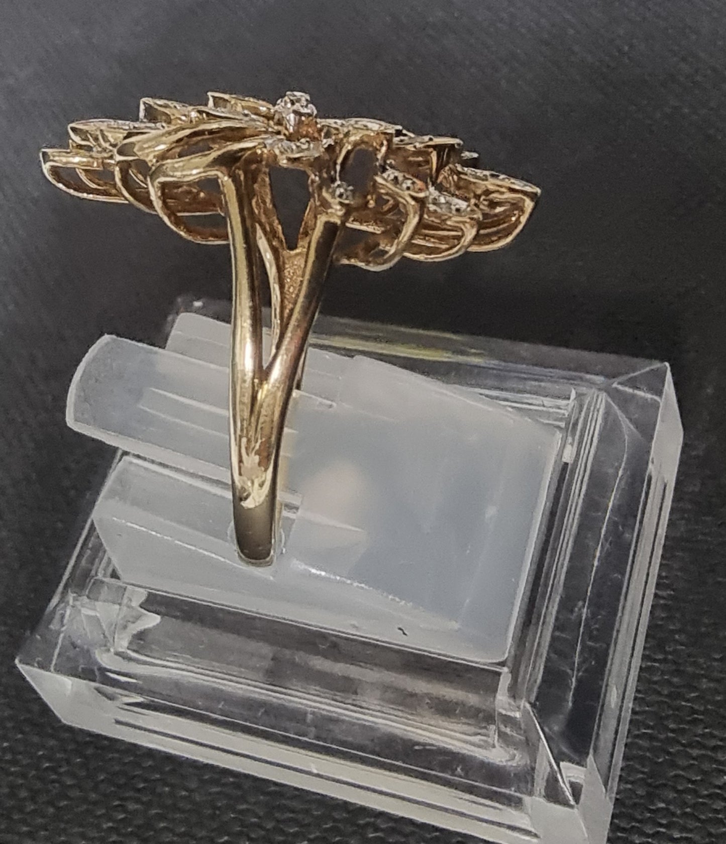 9 ct yellow gold ring with small dimonds stones