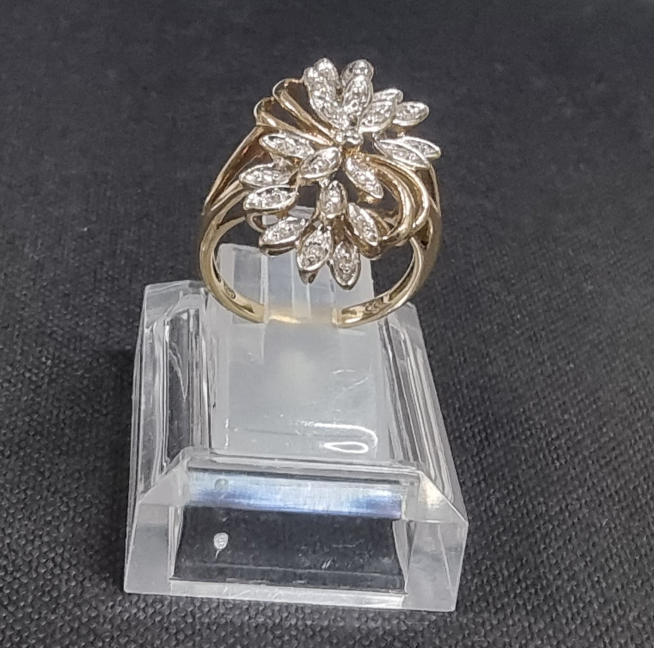 9 ct yellow gold ring with small dimonds stones