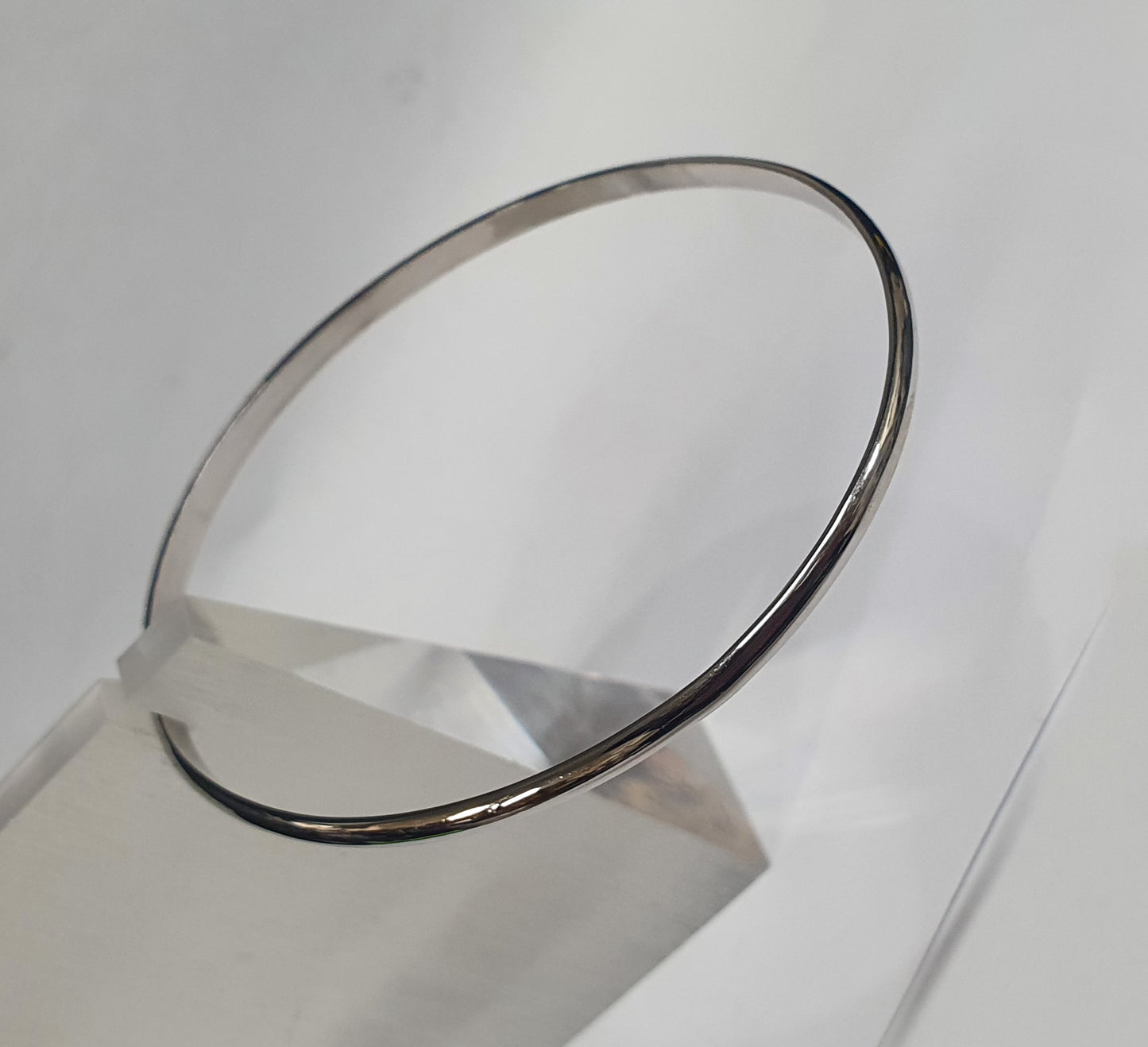 New 9ct white gold bangle